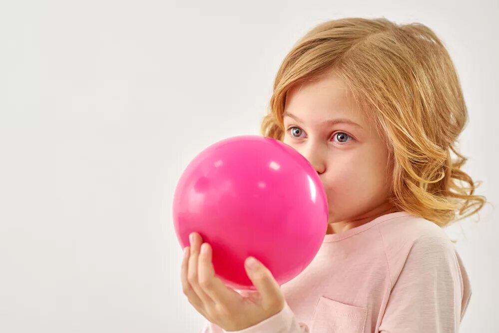 Польза шаров. Воздушные шарики надувать. Надувает шар. Дети надувают шары. Ребенок надувает воздушный шарик.