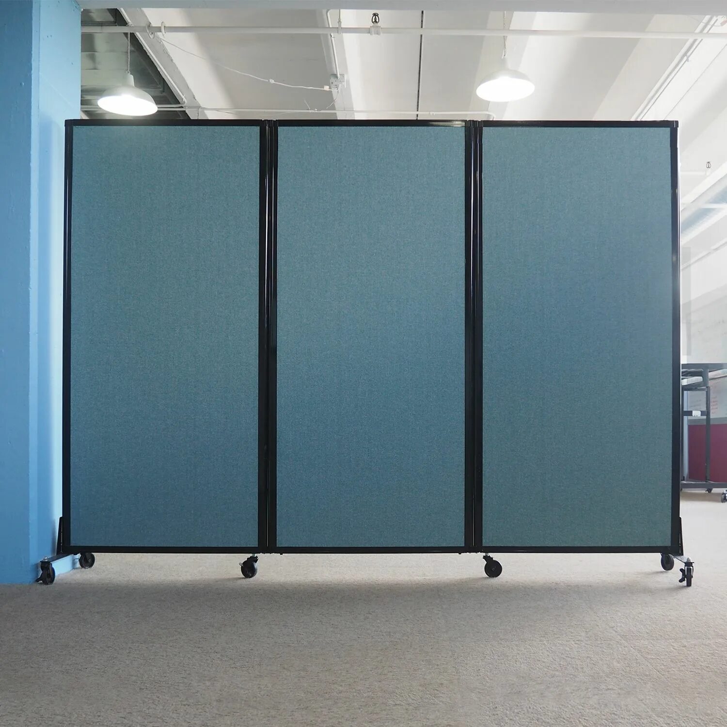 Акустические мобильные перегородки softoffice. Переносная перегородка для офиса. Ширма для офиса. Офисные ширмы перегородки мобильные. Передвижные перегородки.