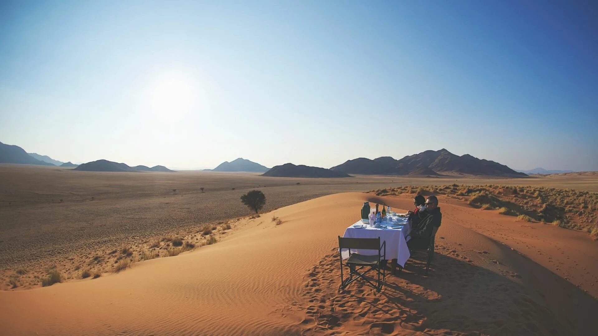 Brabus rocket-900 desert gold edition w222. набор роскоши пустыни. поход пикник в абу даби. отель al maha desert resort. фотосессия в пустыне марокко.