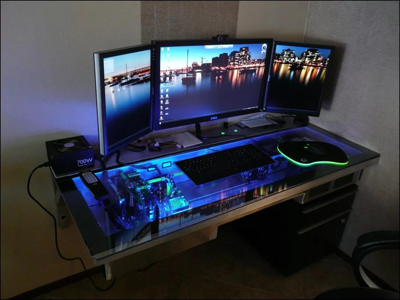 Игровой стол Razer. Крутой компьютер. Крутой компьютерный стол. Игровой компьютер. Играть со столом