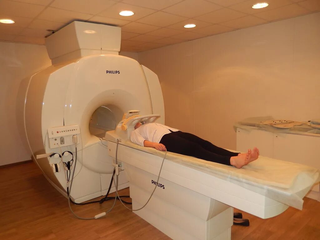Мрт головного мозга санкт петербург. Мрт аденома гипофиза с контрастированием. Магнитно-резонансная томография (мрт) гипофиза. Компьютерная томография головы аппарат. Кт и мрт гипофиза.