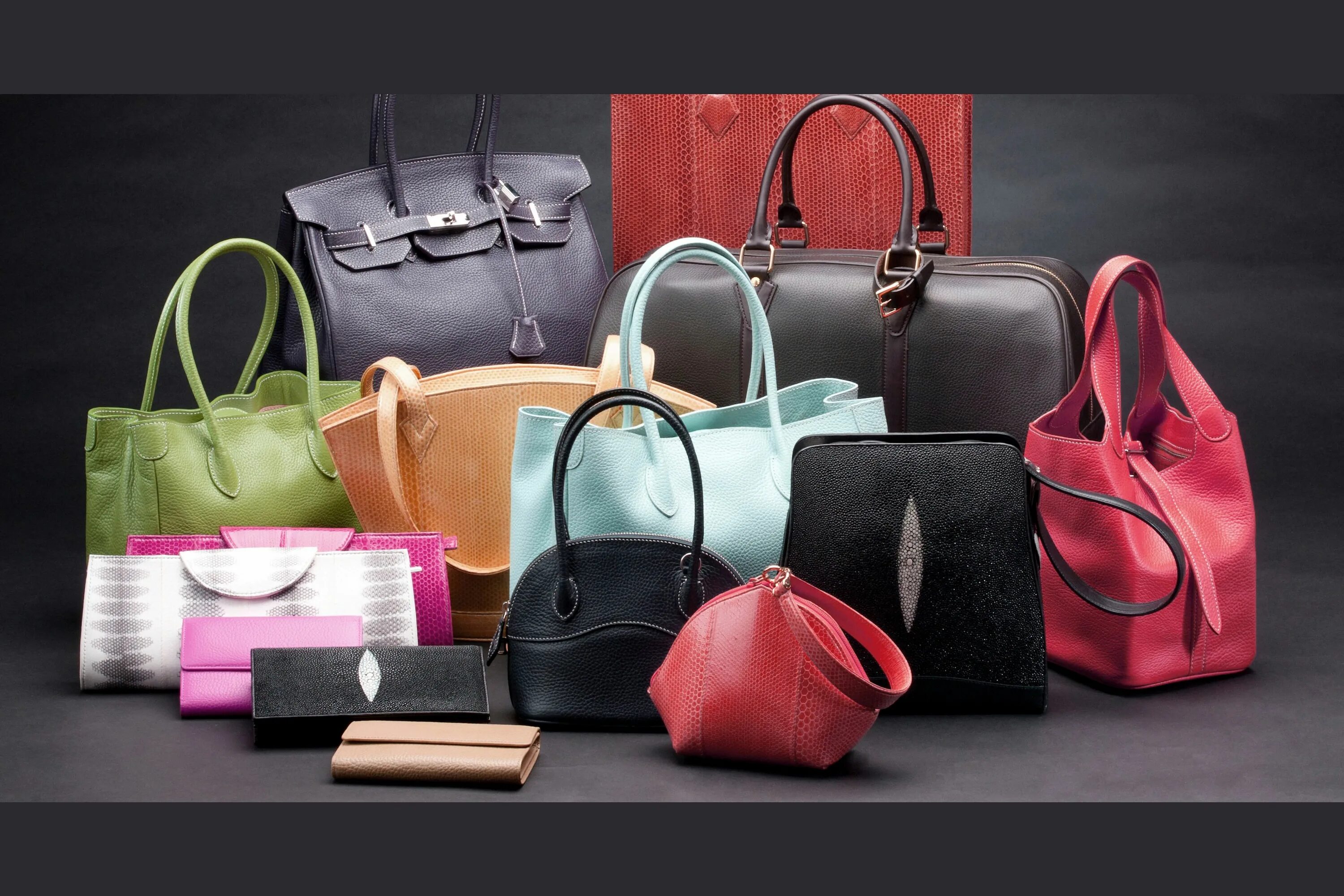 брендовые сумки луи виттон черная. сумка шоппер брачиалини. майкл корс сумки аутлет. интерьер магазина сумок. сумки мода 2021-2022.