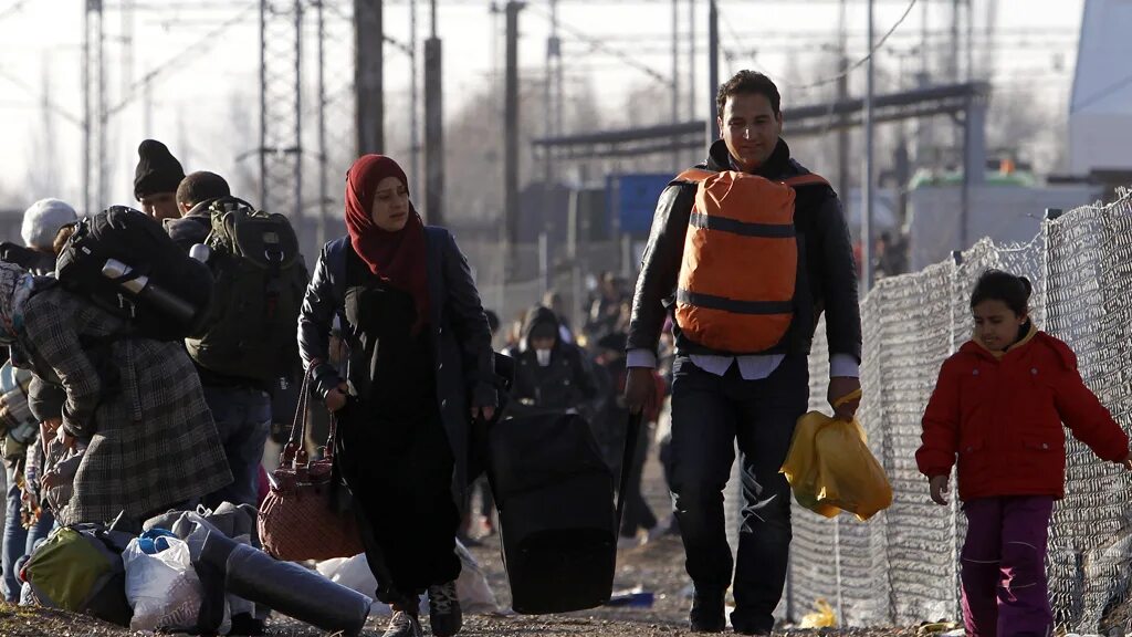 Мигранты в финляндии. Население финляндии. Беженцы с чемоданами. Финляндия эмигранты. Мигранты в финляндии финляндии.