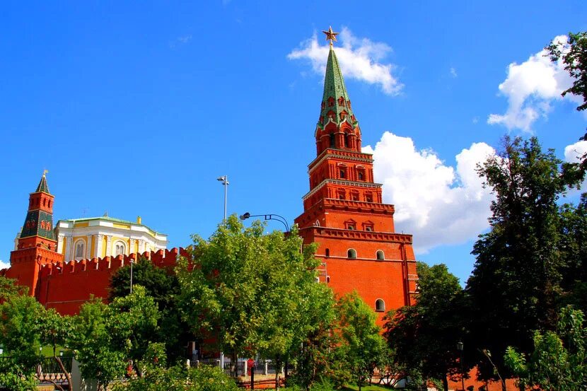 Боровицкий холм в москве. Боровицкая башня Московского Кремля. Боровицкая (Предтеченская) башня. Башни Кремля Боровицкая башня. Боровицкие ворота Московского Кремля.