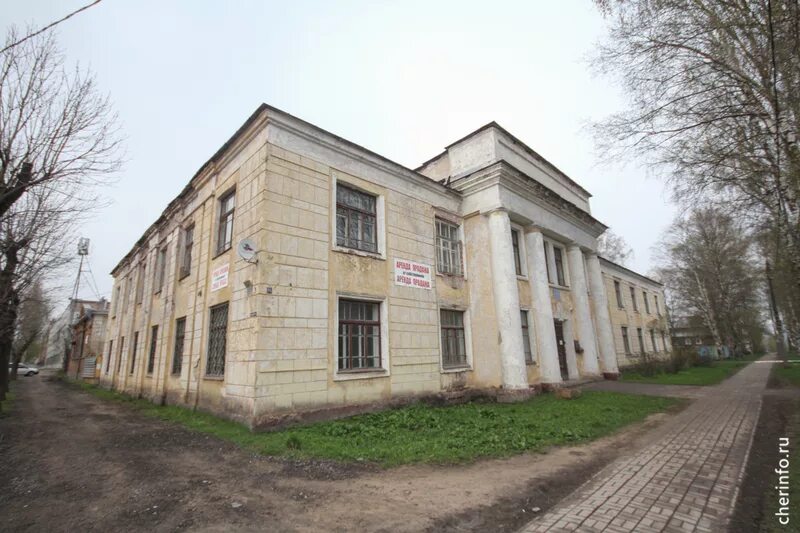 Площадь революции череповец. Дзержинского 2 череповец. старое здание медицинского училища череповец. старинные здания череповца. дивногорск медучилище старое здание.