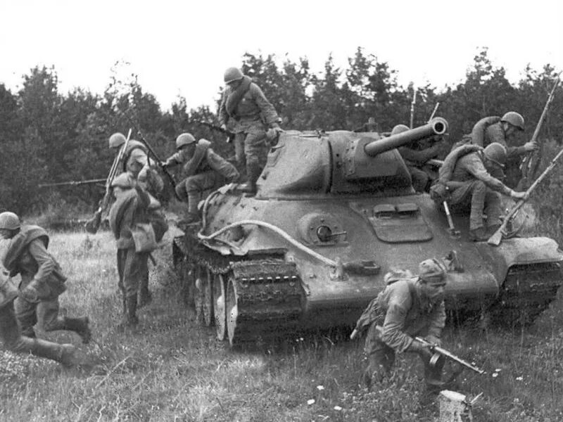 Танк ис 2 берлин. Курская дуга 1943 битва под прохоровкой. Александр космодемьянский танк за зою. Танковое сражение 1941 1945. Немецкие танки вов 1941-1945.