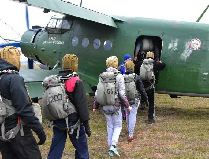 Аэродром волосово прыжки. Волосово аэроклуб. Аэроклуб досааф пенза. Волосово аэроклуб. Аэроклуб волосово инструктора.