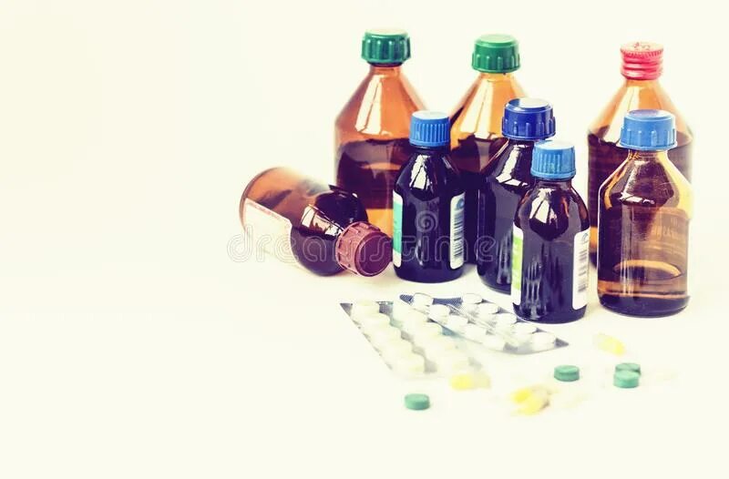 Лекарство в бутылочке. Бутылочки от лекарств. Лекарство в бутылке. Маленькие бутылочки с лекарствам. Бутылка с таблетками.