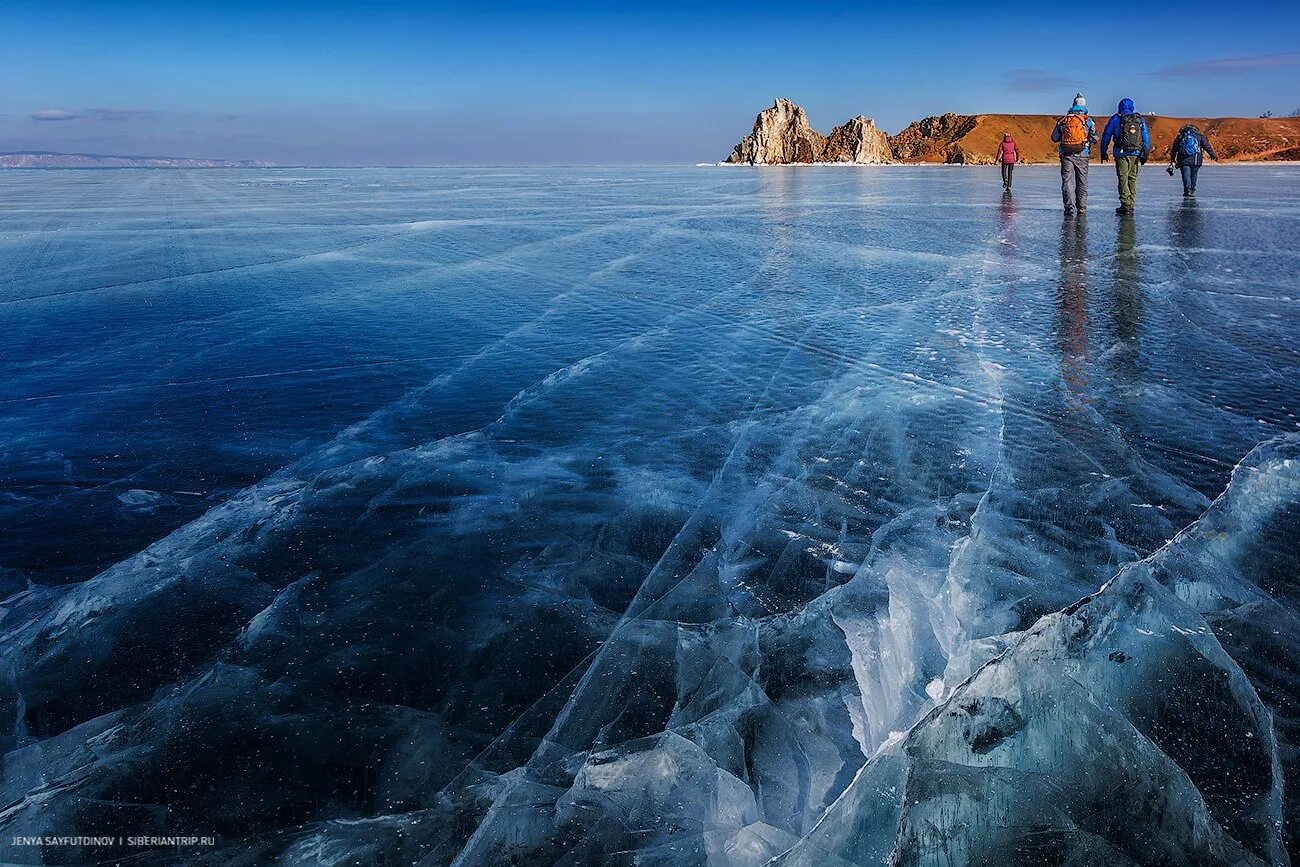 Замерзают ли озера. Замерзшее озеро Байкал. Озеро Байкал подо льдом. Замерзший океан. Толща льда.