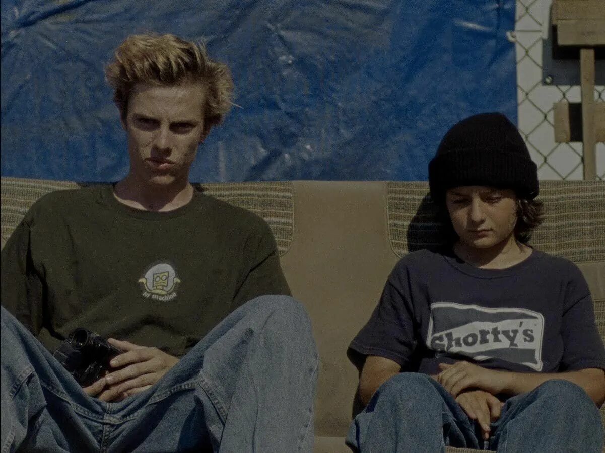 Mid90s 2018. Середина 90 отзывы. Кэтрин уотерстон середина 90-х. Mid 90s. Mid90s 2018.