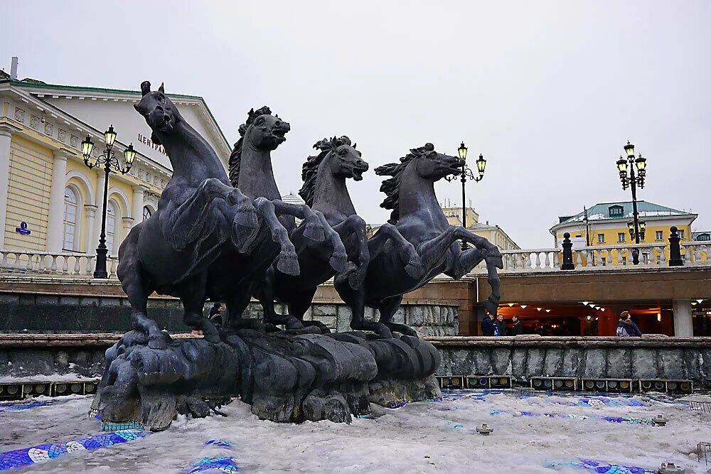 20 памятников москвы. Александровский сад Москва статуи. Памятник лошадям на Поклонной горе в Москве. Москва Александровский сад кони. Александровский сад Москва статуя лошадей.