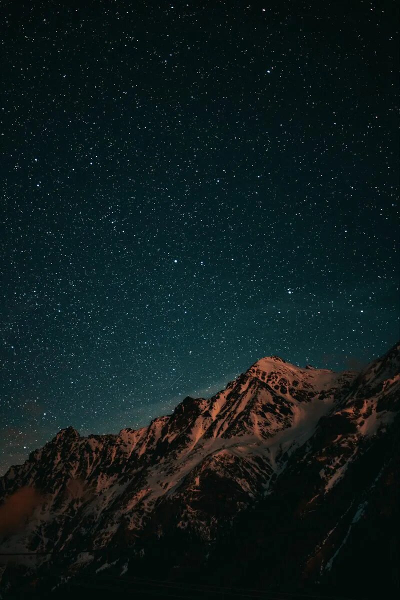 Телефон айфон ночью. Звездное небо в горах. Горы ночью. Горы ночь звезды. Звёздное небо над горами.