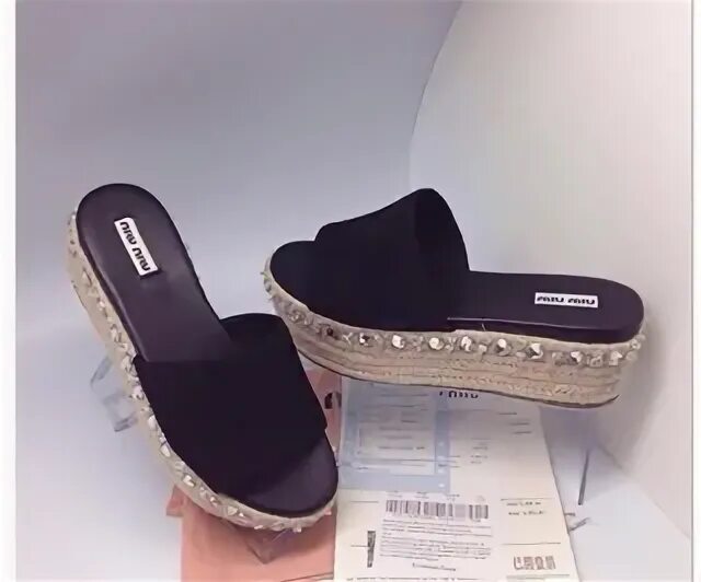 Шлепки miu miu. Шлепки miu miu шлепанцы. шлепки женские черные со стразами bugatti. шлепки миу миу. сабо со стразами на платформе.