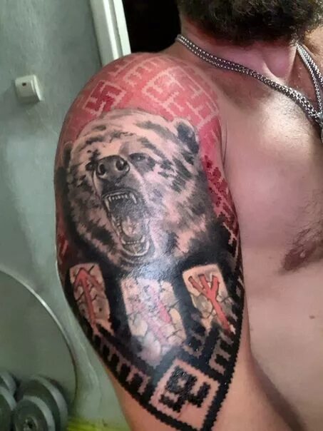 Тату медведь на плече. Тату медведь. Волчья лапа велеса тату. Тату медведь. Славянский медведь тату.