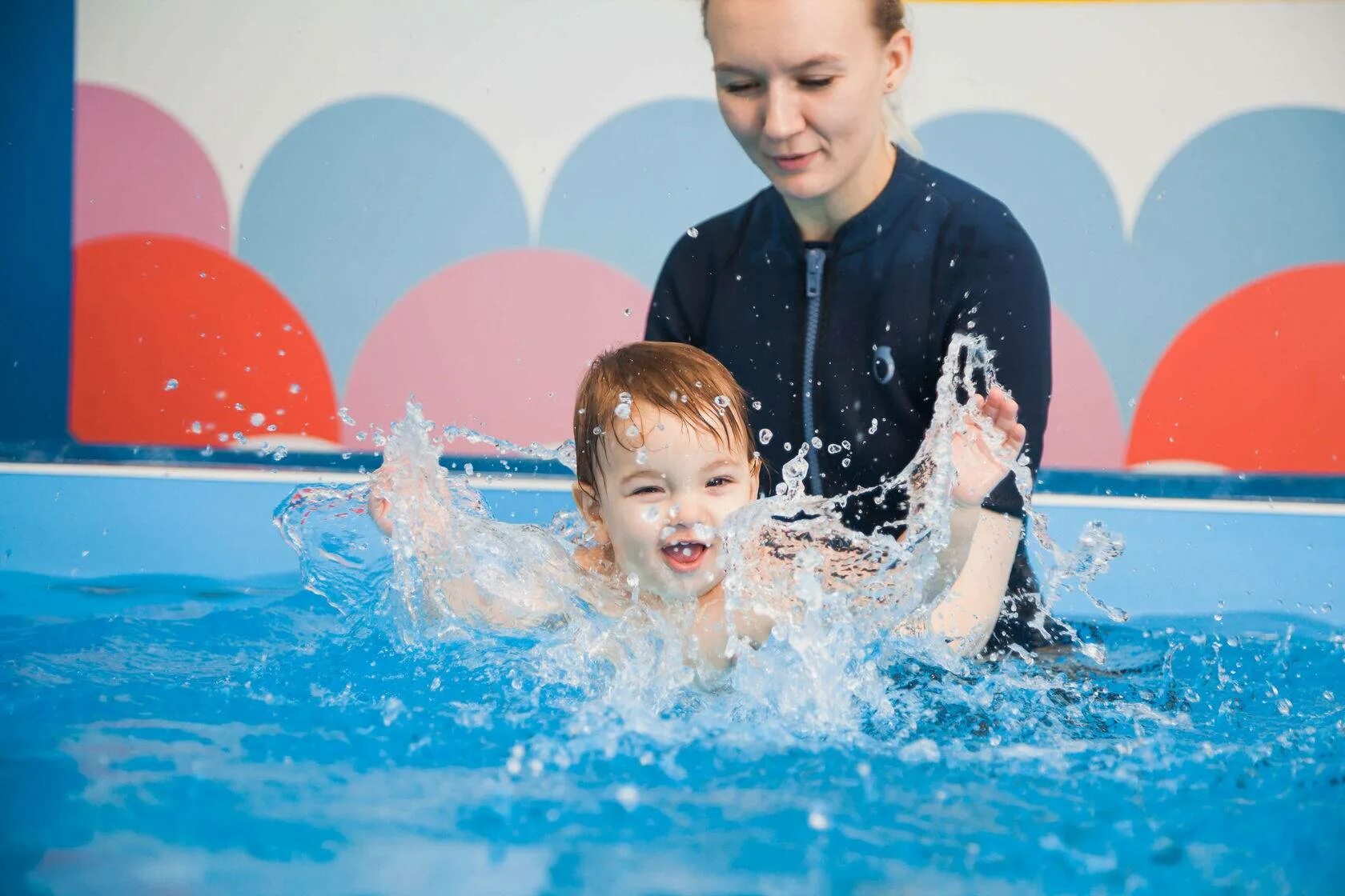 The children are swimming. Дети в бассейне. Бассейн для дошкольников. Занятия в бассейне для детей. Детский бассейн занятия.