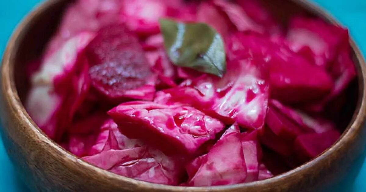 Капуста по грузински со свеклой крупными кусками. Острая капуста по грузински со свеклой. капуста грузинская со свеклой. соленая красная капуста. капуста со свёклой и чесноком по грузински.