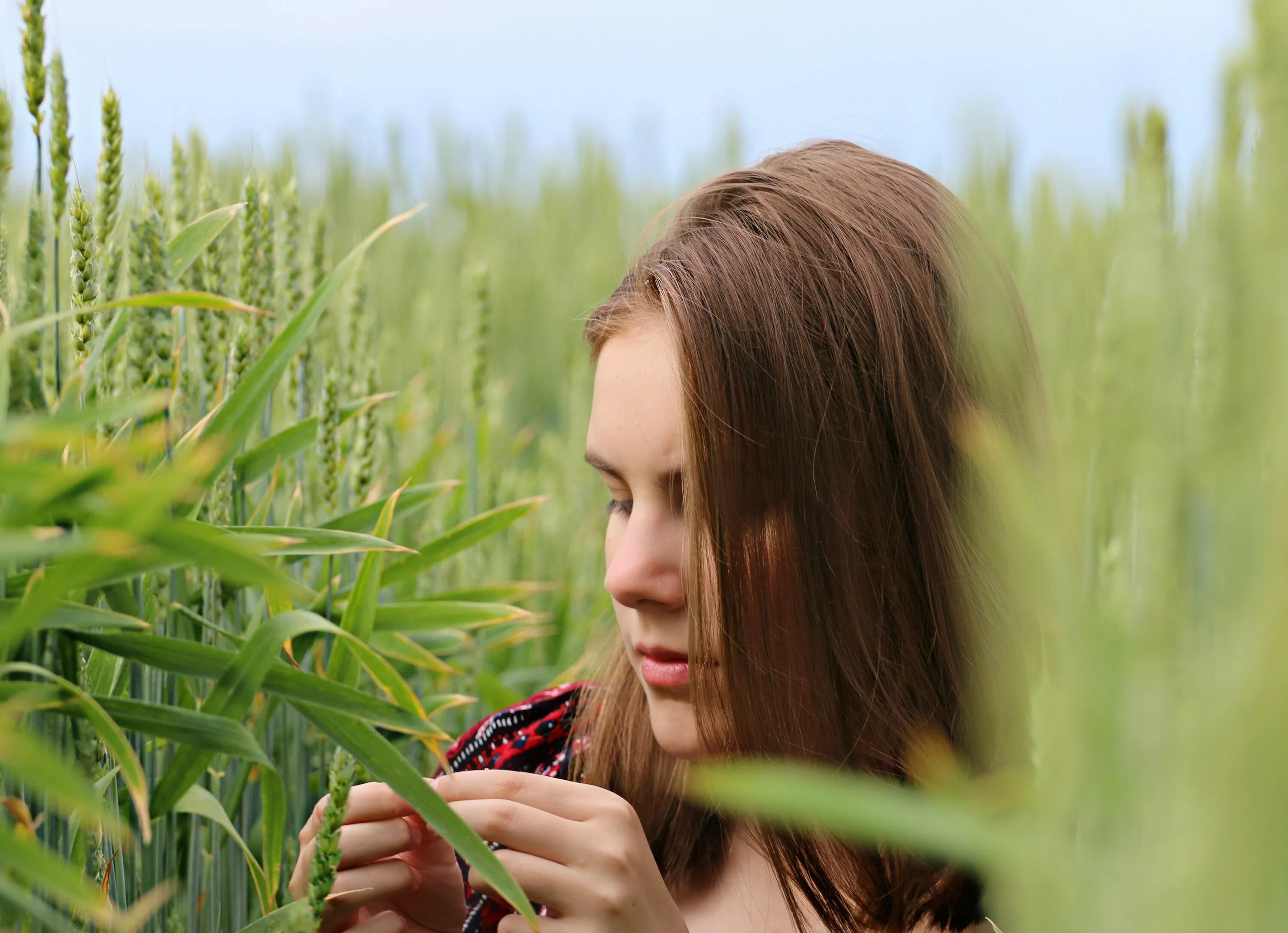 Natural person. Фотосессия на траве. Девушка в траве. Девушка растение. Растения и человек.