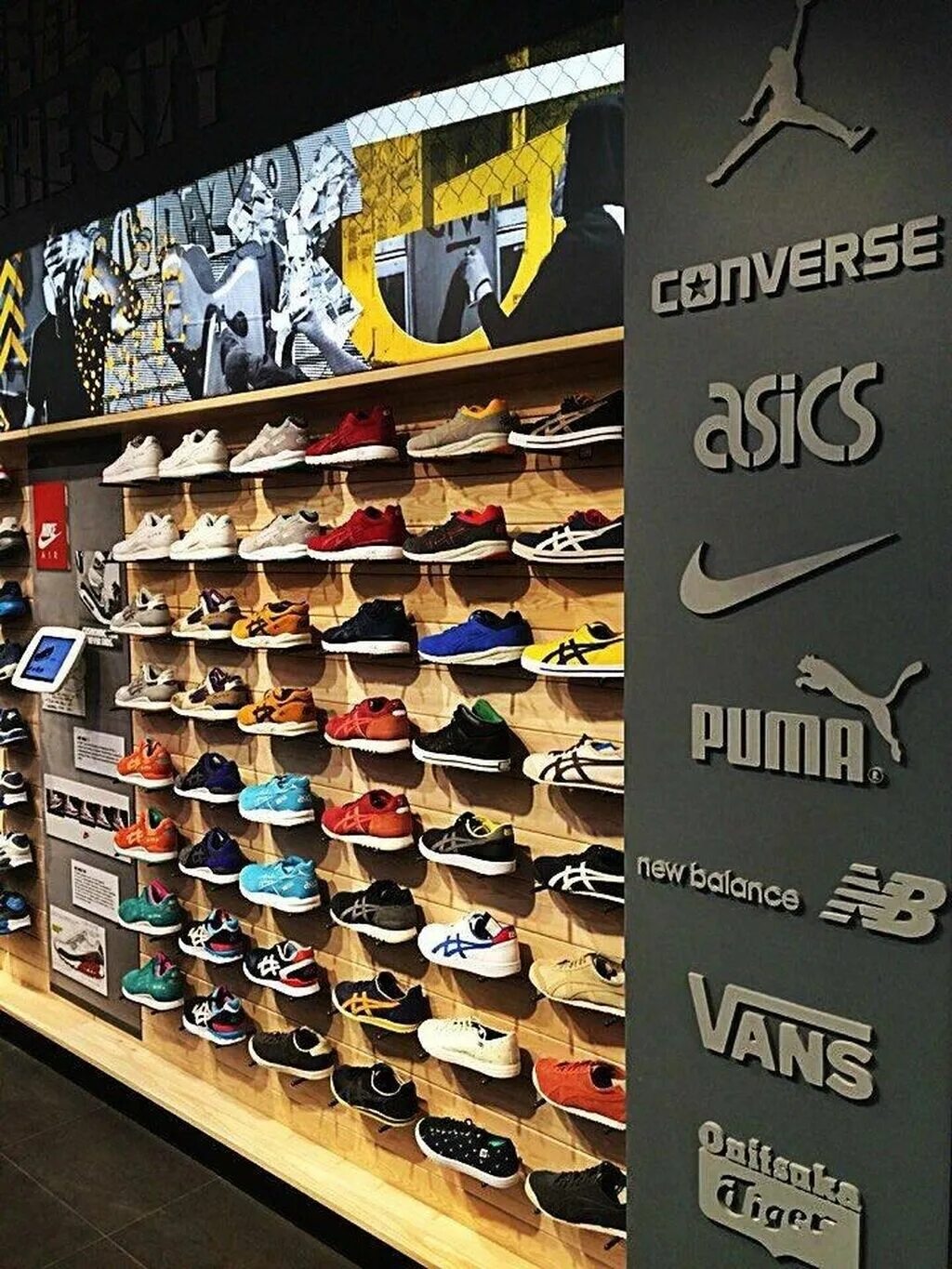 Сникерхед на никольской. Sneakerhead лубянка. Коллекционер кроссовок. Магазин оригинальных кроссовок спб. Rockair спб.