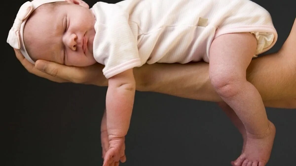 Возьму новорожденного. Ребенок на руке животиком вниз. Поза на животе у новорожденных. Ношение на животике грудничка. Младенец на руке животиком вниз.