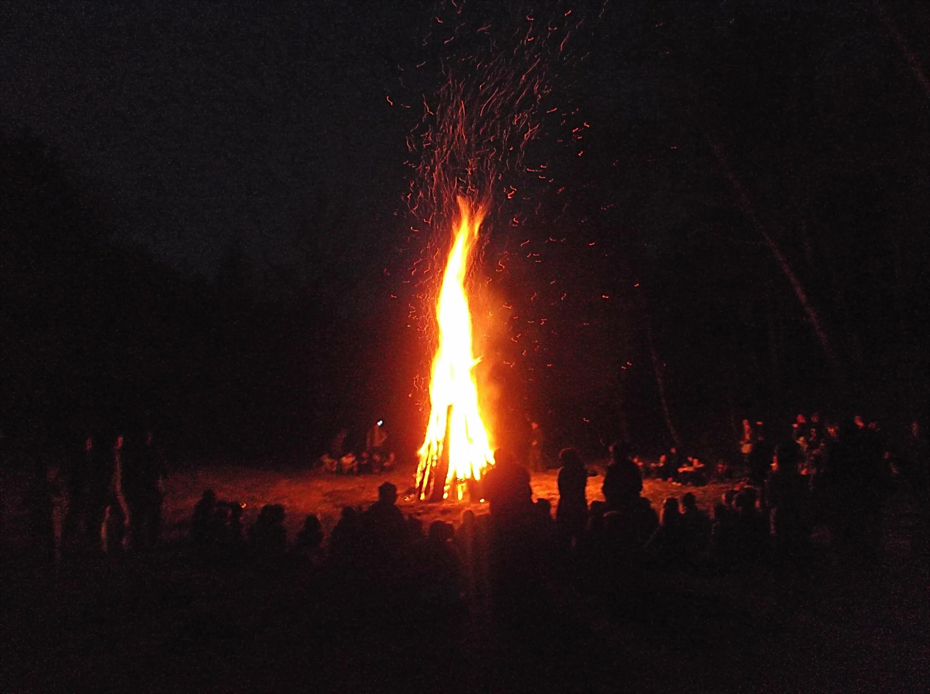 вечерний костер в лагере. вид костра шалаш. пионерский костер. поляна с костром. огонь.