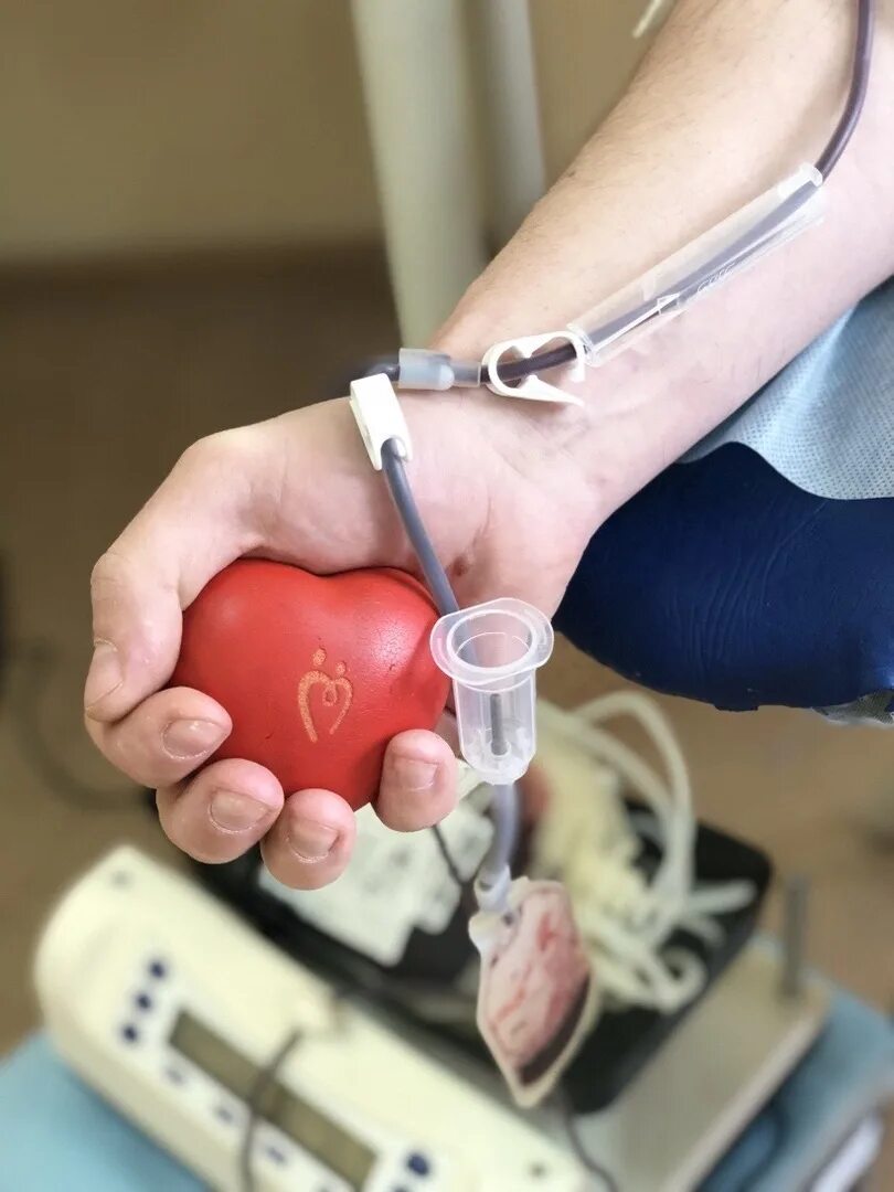 Переливание крови спасло жизнь. Донорство крови. Переливание крови донор. Донар.