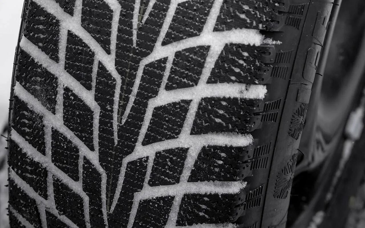 Зимняя липучка на 215/60r16 японская. Максис зимняя липучка. Зимняя шина в оше. Китайская резина зимняя липучка r17. Китайская зимняя резина.