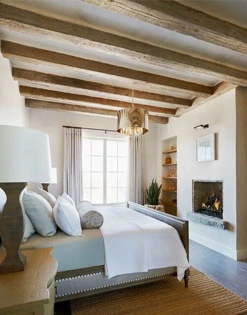 Интерьер комнат с балками Love the rustic chandelier and exposed beams mixed with bright, elegant textiles