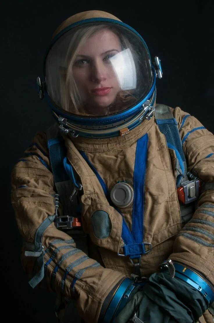 Скафандр дам. Космический костюм. Девушка в скафандре. Космический скафандр. Костюм Космонавта.