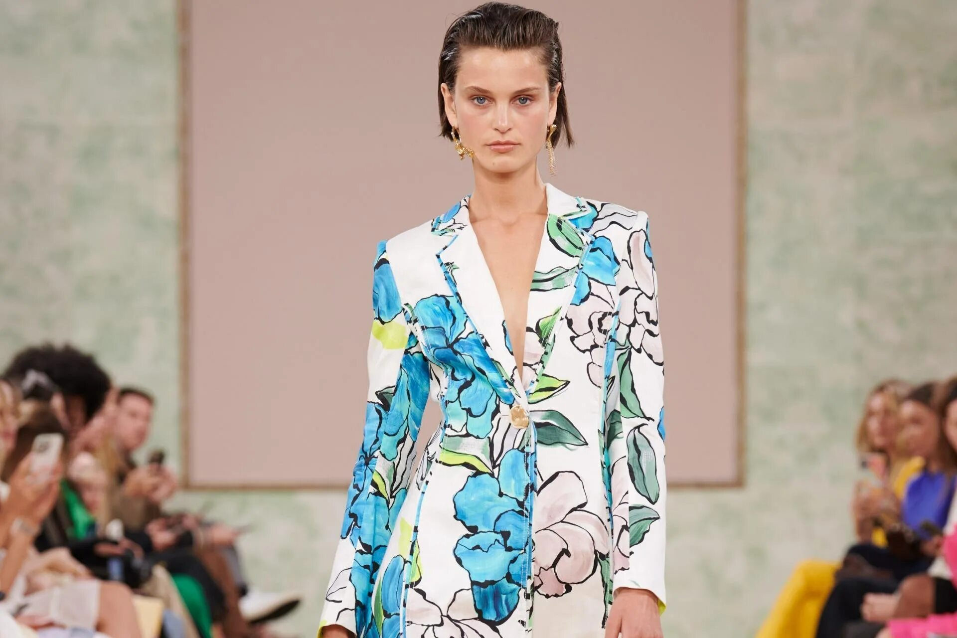 Мода 2025 2025 года. Гуччи резорт 2025. erdem resort 2025. показ мод 2025. коллекция одежды 2025 весна.
