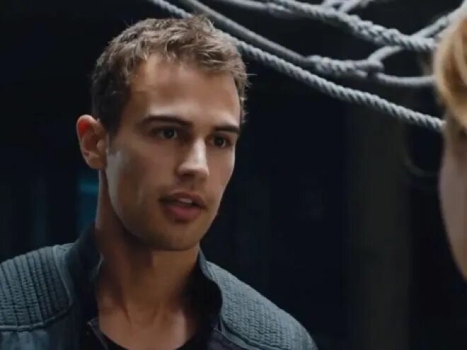 Theo James. Тобиас Итон Дивергент.