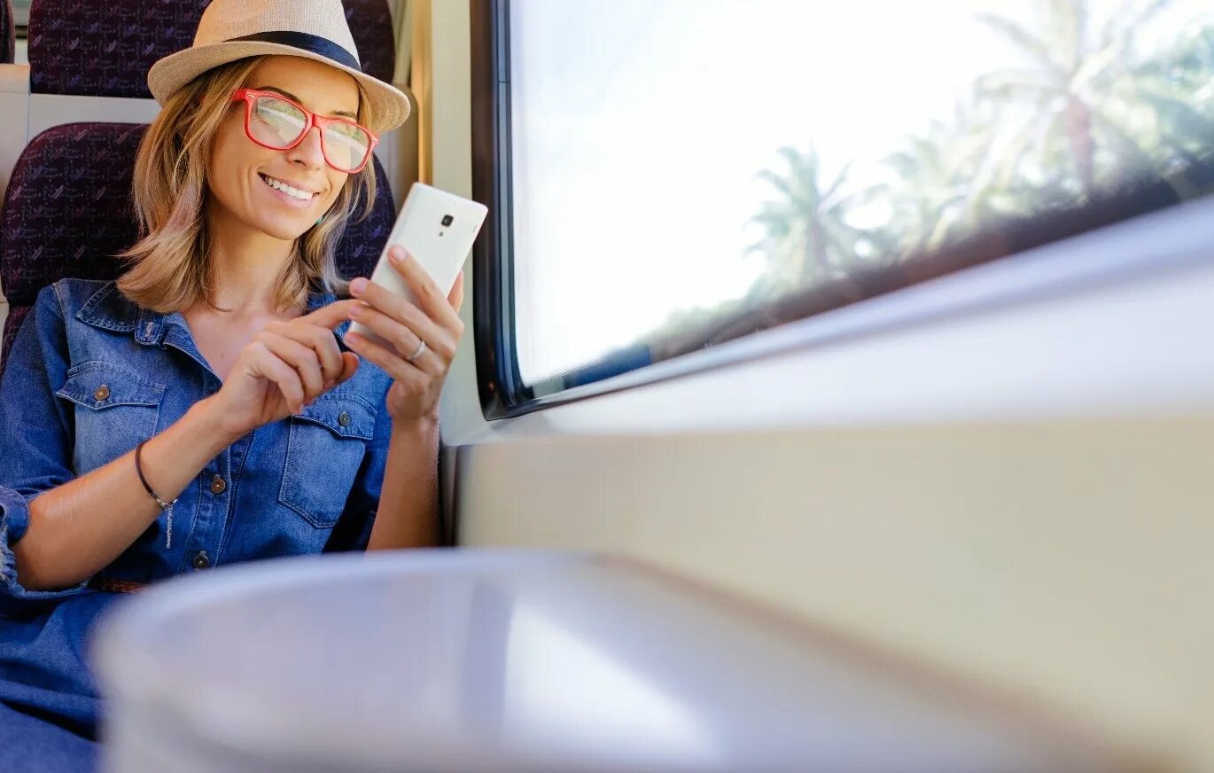 Девушка путешествует. Путешествие к мечте. Виртуальная реальность в туризме. Путешествие компанией. Планирование путешествия.