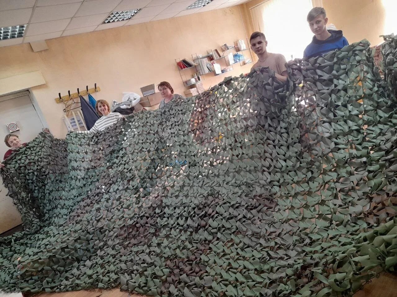 Паучки" Нижневартовска плетут масксети для нужд СВО - смотреть видео онлайн от "