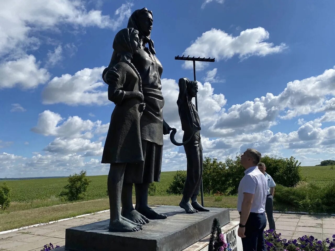 Памятник вдове и матери солдата Белгородская область. Памятник вдове и матери солдата Губкин. Памятник Солдатская вдова Губкин. Памятник матери солдата в Белгородской области. Памятник вдовам