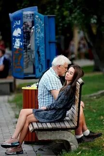 Молодая девка со стариком