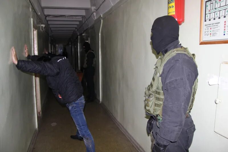 Как скрыться от полиции. Спрятался от полиции. спрятаца от полиции. где спрятаться от полиции. прячусь от полиции в коврики.