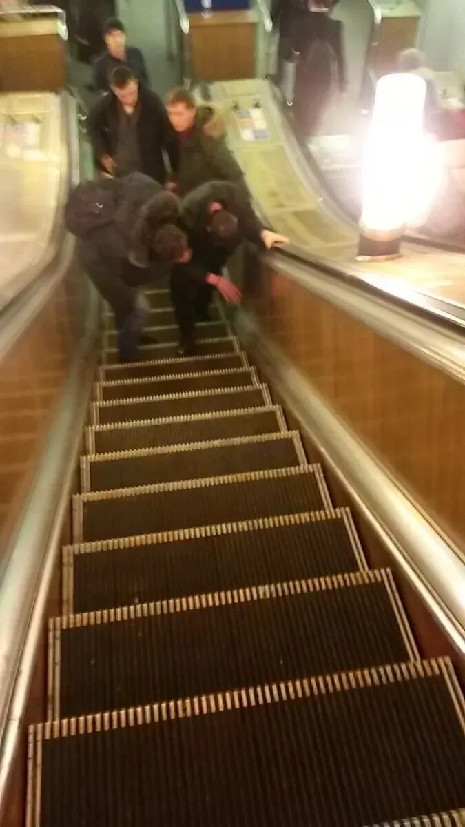 Эскалатор метрополитена поднимает стоящего. Балтийская экскала метро эскалатор. Мясорубка в метро эскалатор 1982. Мясорубка Авиамоторная эскалатор 1982.