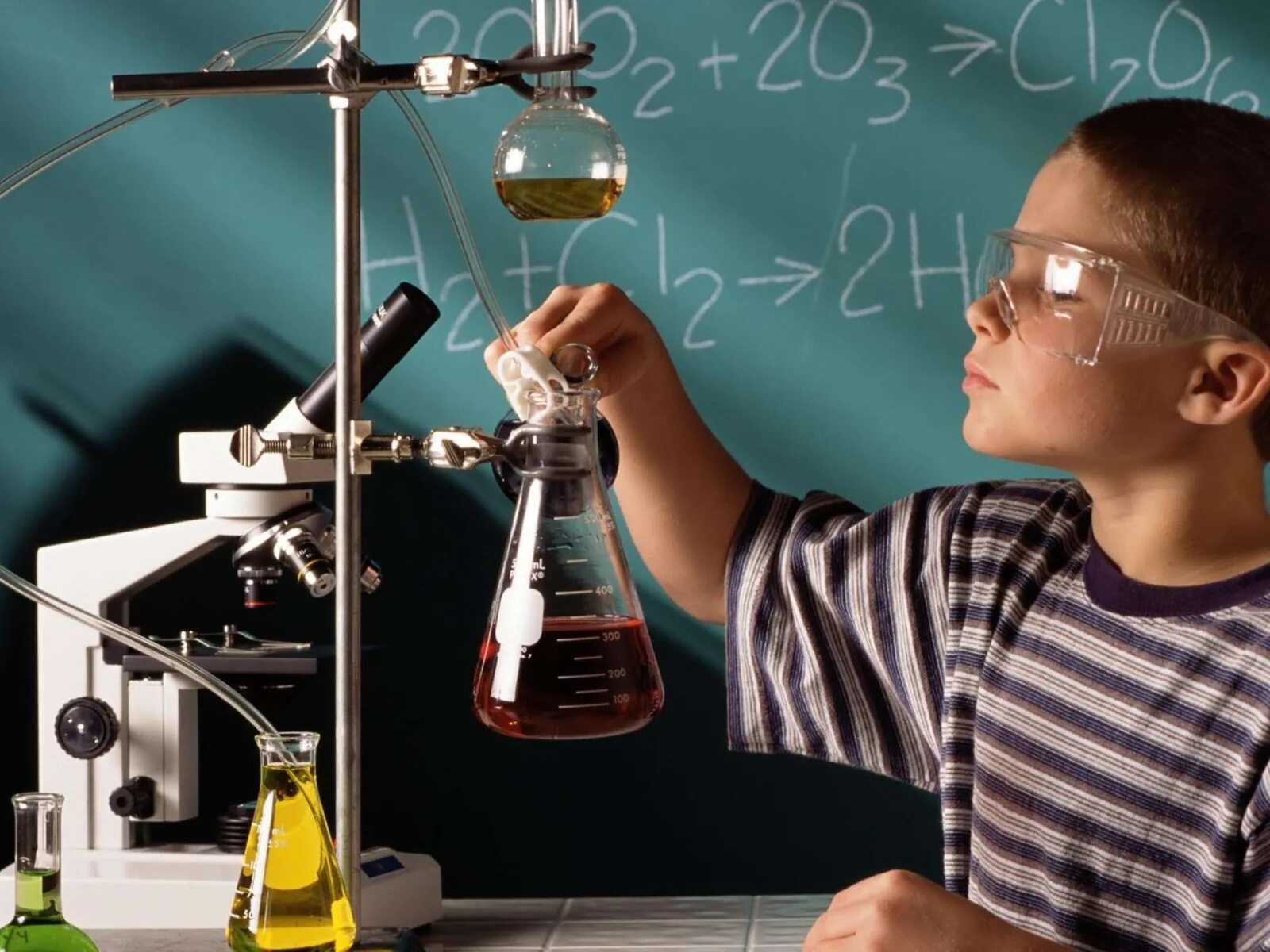 Образование через науку. Ученики в лаборатории. Студенты в лаборатории. Образование через науку. Наука и образование.