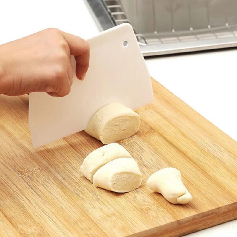 Прибор для нарезки теста. Тесто knife. Кондитерский скребок для теста. Круглый нож. Шпатель кондитерский пластиковый.