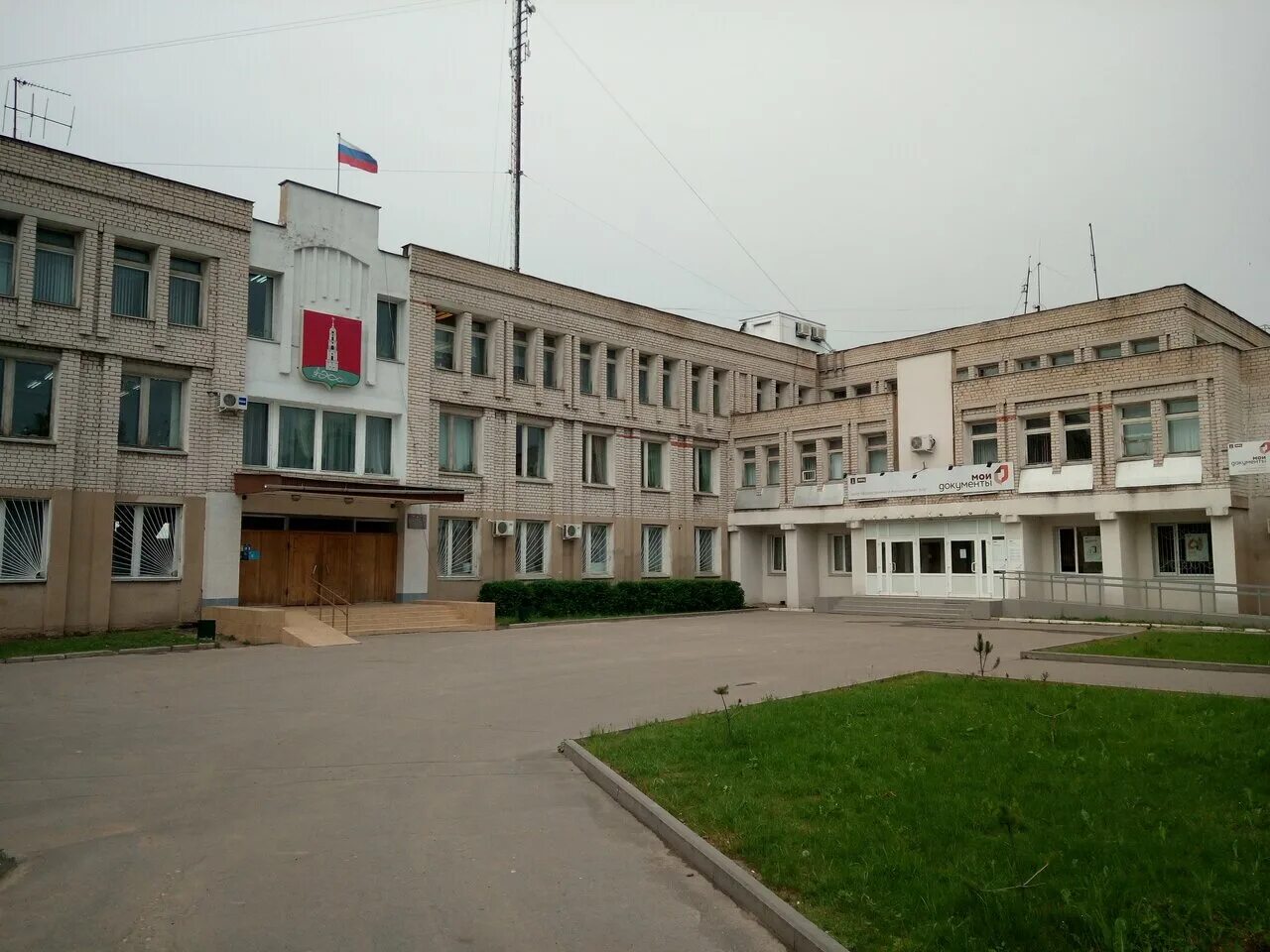 МФЦ Лежнево Ивановской области. Ул. Октябрьская 1 Лежнево Ивановская область. Администрация Лежневского района. Школа 10 в Лежнево Ивановской области.