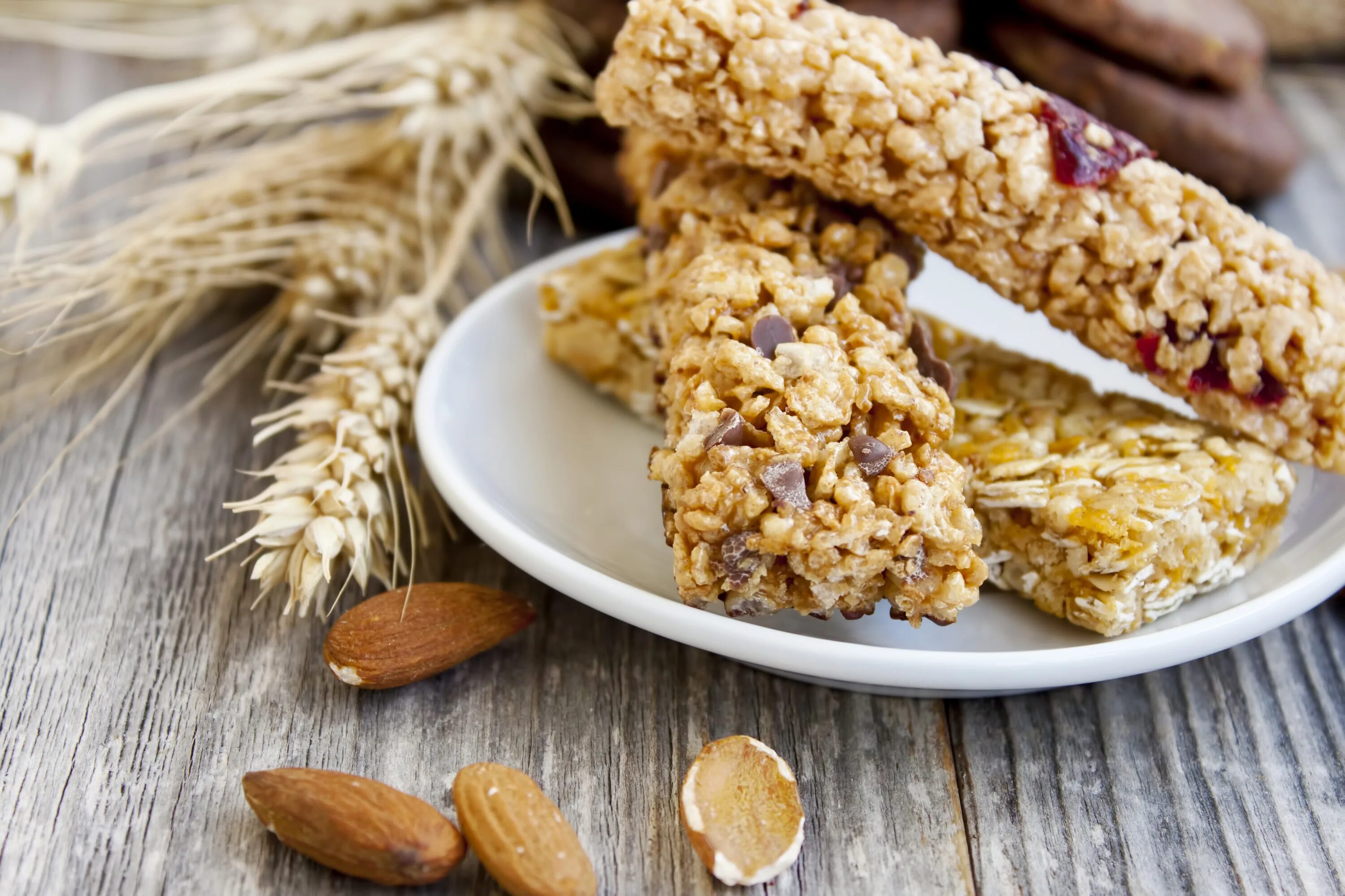 Можно ли есть овсяное. Батончик мюсли гранола. Granola Bar мюсли. Овсяная гранола. Злаковый Granola Bar.