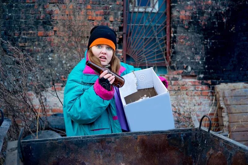 Ищу бездомную девушку. Бездомные молодые женщины. бездомные девочки подростки. голодная бездомная женщина. бездомные женщины ищут жилье.