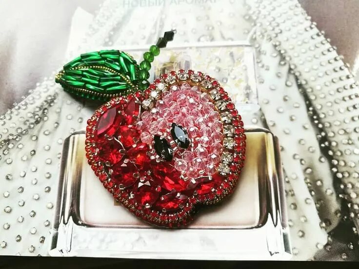 Яблоко из бисера. Брошь яблочко из бисера на фетре. Брошка из бисера яблоко. Овощи и фрукты из бисера. Яблочко из бисера.