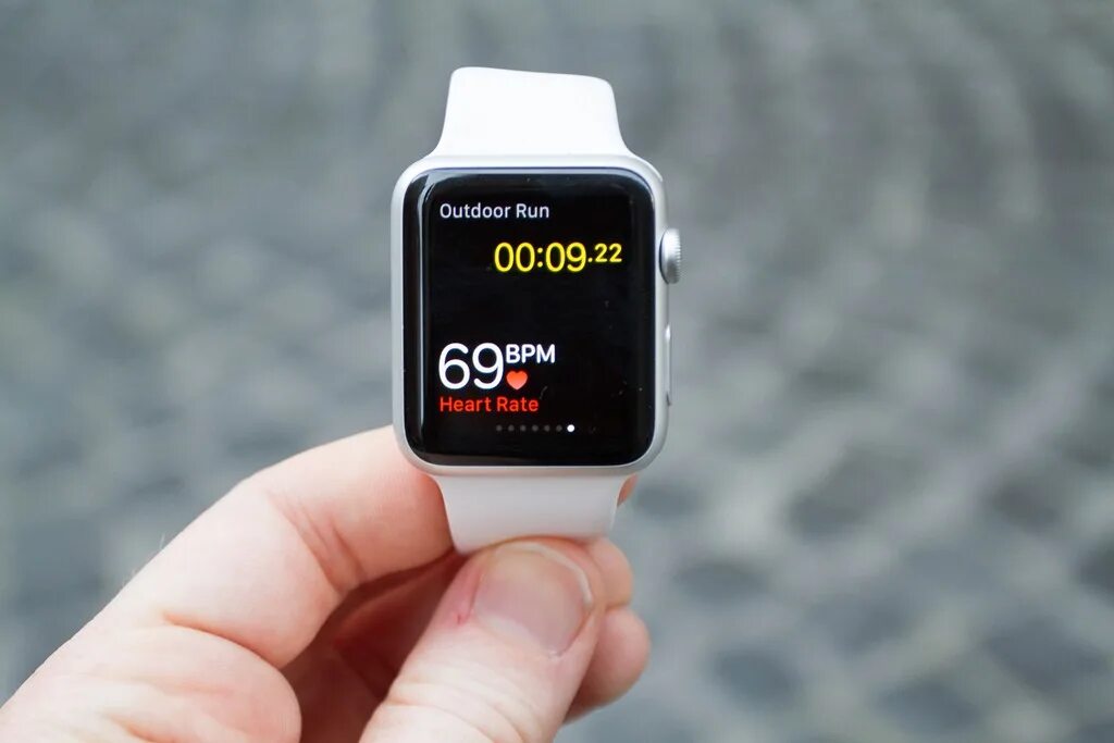 Apple watch измерение давления. Apple watch Pulse. Apple watch пульс. Apple watch измеряет сердцебиение. Смарт часы айфон показатель пульса.