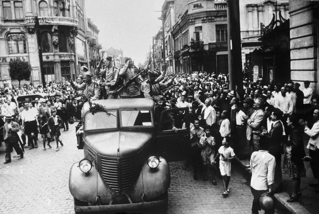 Парад в харбине 16 сентября. Харбин парад Победы 1945. Парад Победы в Харбине 1945 год. Парад советских войск в Харбине в 1945 году. Парад Победы - 1945 - над Японией.