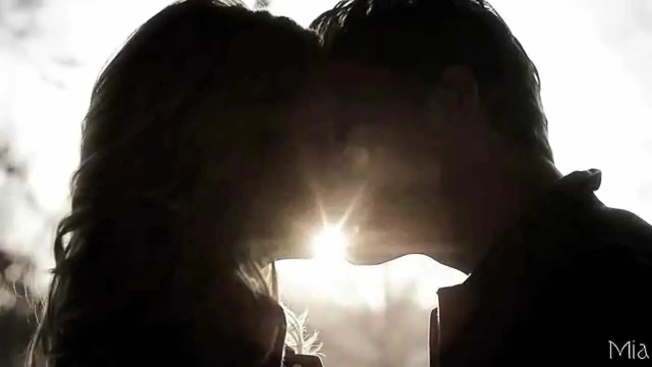 Последний поцелуй еще раз дай. Поцелуй. Последний поцелуй. Романтика поцелуй. Парень и девушка целуются.