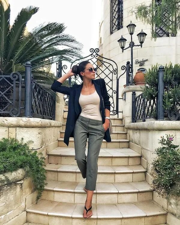 Образ для прогулки по городу летом. Образы на каждый день. Образы на каждый день 2024. Образ тотал блэк. Модные повседневные луки 2022.