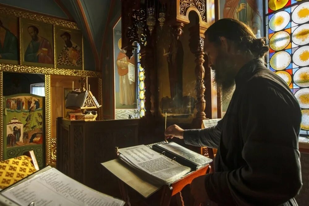 Псалтырь чтение монастырь. Чтение шестопсалмия в храме. Неусыпаемая псалтирь в монастырях. Монахи в монастыре. Священнослужители в алтаре.