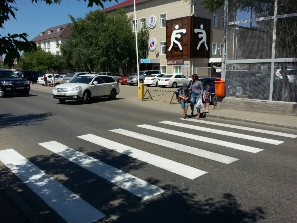 Перекрёсток в токио знаменитый. Пешеходный переход москва. Группа людей на пешеходном переходе. Zebra crossing — zebra crossing. Широкий пешеходный переход.