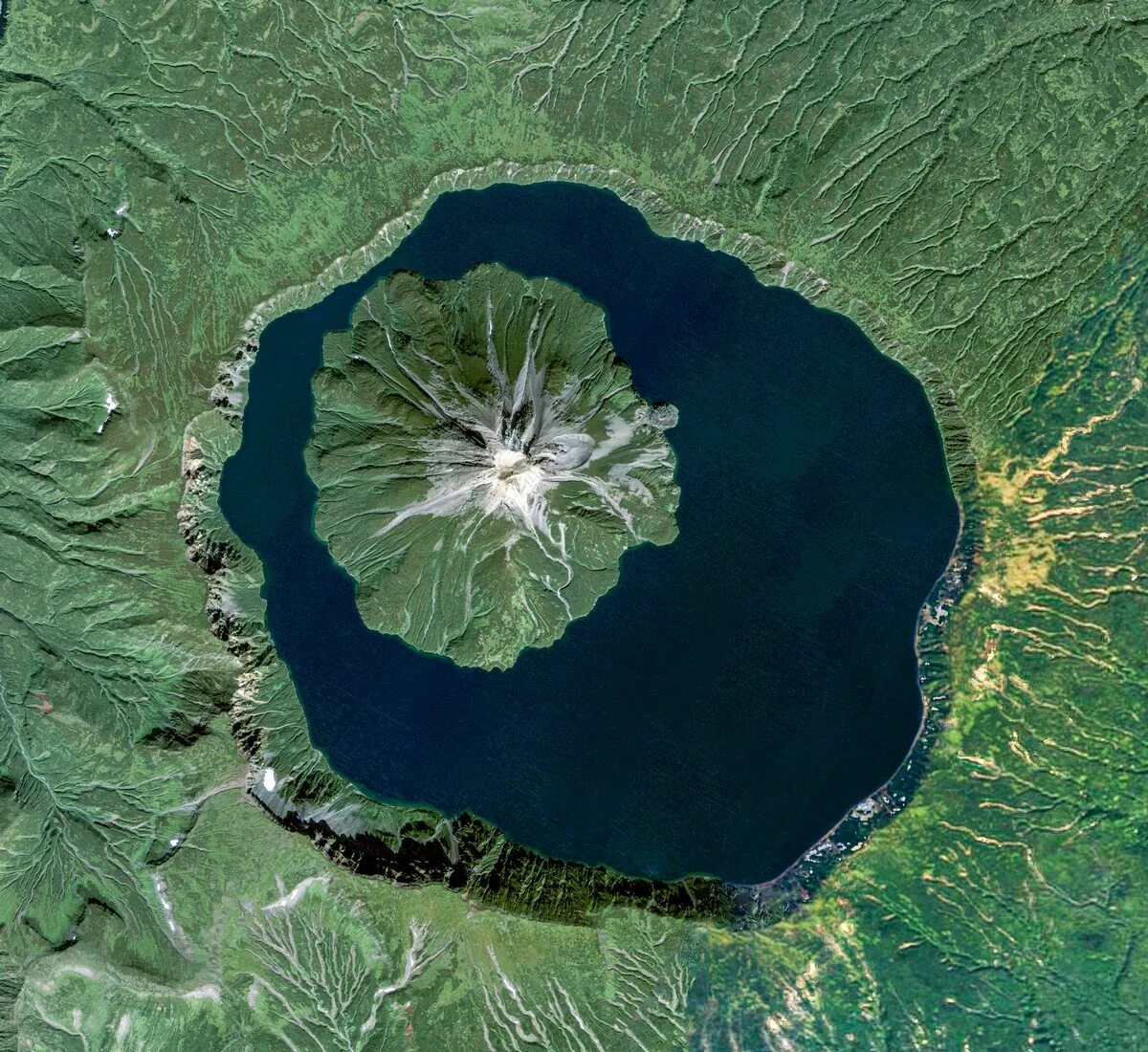 Это тоже бывшие озера. Вулкан Креницына. Сахалинская область, остров Онекотан. Вулкан Креницына озеро кольцевое. Вулкан Креницына, Курильские острова. Остров Онекотан Курильские острова.