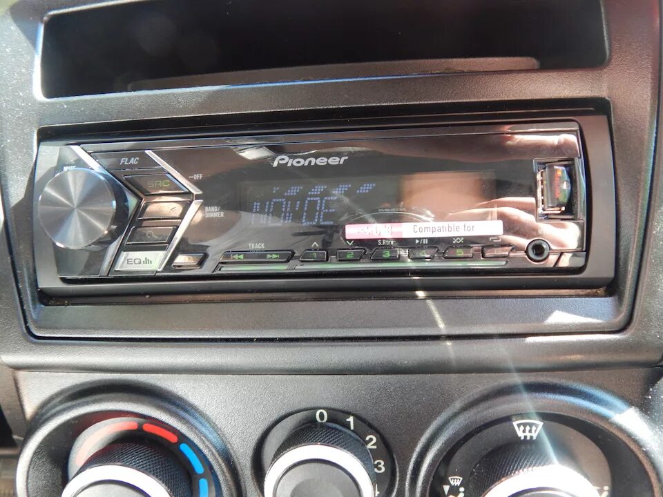 Магнитола пионер ошибка. Pioneer 100ubg. pioneer mvh-s100ubg. пионер 100 ubg. пионер mvh s100bg.